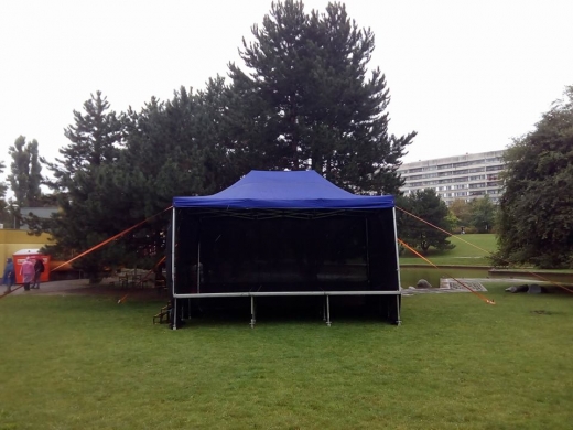 Stage 6x4m s nůžkovým zastřešením v parku Přátelství.